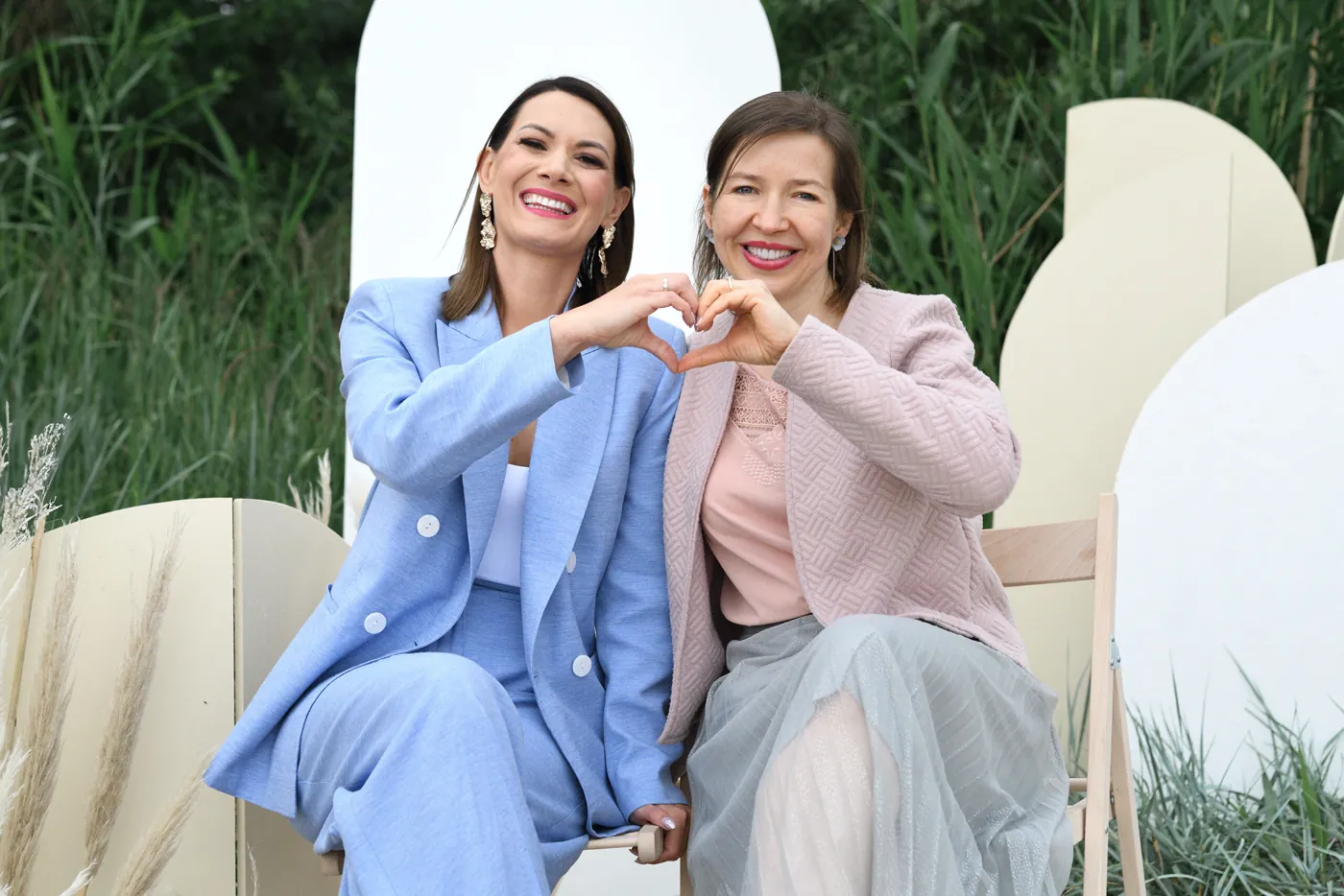 Elżbieta Zygowska i Kamila Zaorska-Mierzejewska pokazują dłońmi serce.